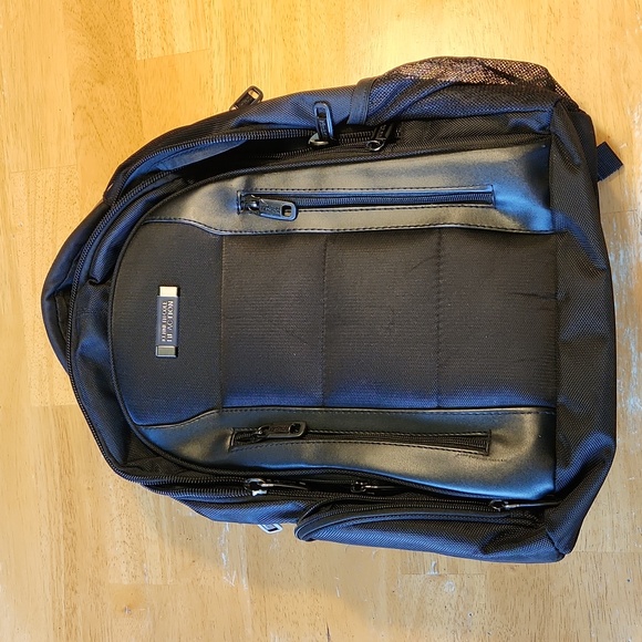 NWOT Kenneth Cole Reaction RTech 17" Check-Point Friendly Laptop Backpack - Picture 1 of 7